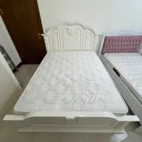 تخت ۲ نفره با پا تختی در حد نو اکبند با تشک دانلوب|تخت و سرویس خواب|کیش, |دیوار