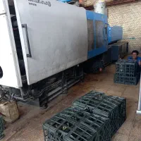 استخدام کارگر دستگاه تزریق