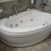 جکوزی و وان و توالت فرنگی بسیار  تمیز و در حد نو