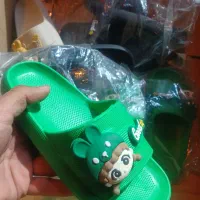 صد جفت دمپایی باهم بعلت جمع کردن مغازه