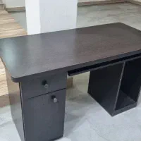میز تحریر و کامپیوتر