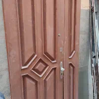 درب آپارتمانی چوبی تمیز همراه با چهارچوب درب