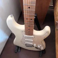 گیتار الکتریک و یک عدد امپ|گیتار، بیس، امپلیفایر|میاندوآب, |دیوار