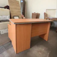 میز تحریر و کامپیوتر