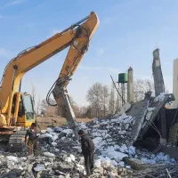 تخریب وبازسازی برادران