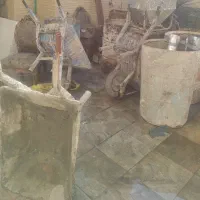 تعدادی بشکه و فرغون