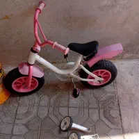 یک دوچرخه ۱۲ با کمک پایه