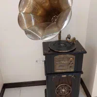 یک دستگاه گرامافون به فروش میرسد