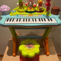 ارگ موزیکال با صندلی و میکروفون