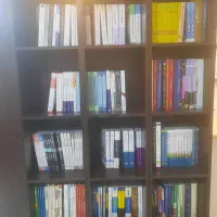 کارگر برای دفتر پخش کتاب