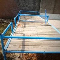 دو تخت فلزی چوبی باغی کاربری عالی محکم تمیز باغ