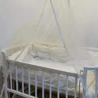 تخت نوزادی کنار مادر سالم و نو