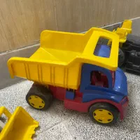 ماشین|اسباببازی بچه|ری, شهادت|دیوار