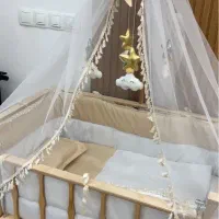 گهواره و تخت کنار مادر نوزادی