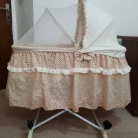 گهواره کنار تخت مادر
