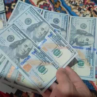 دلار لکسیونی با پول تزیینی و شاباش