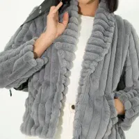 کت خز پوست|لباس|قم, نخودی|دیوار