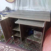 میز تحریر و کامپیوتر