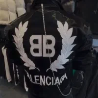 کاپشن|لباس|ایوان, |دیوار