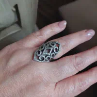 انگشتر زیبای نقره مناسب خانمهای موقر و باشخصیت