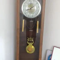 ساعت ایستاده و میز درس