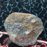 سنگه نمی دونم چه سنگیه ولی میدونم با ارزشه