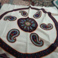 تو گنجه ی یک رو میز گرد  پته به