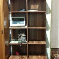 یک کتابخانه با یک کشوی جادار سفید