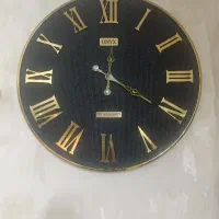 ساعت دیواری و گلدون