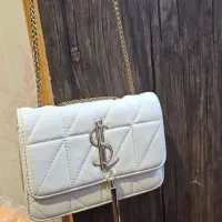 تعدادی کیف و لباس زنانه دست دوم برای نیازمند