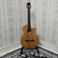 گیتار به همراه پایه نگهدارنده