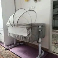 تخت کنار مادر . گهواره .