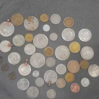 مقداری سکه و اسکناس