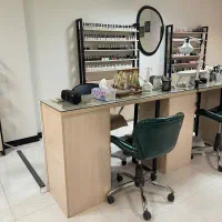 وسایل ارایشگاه و ناخن واستند