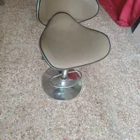 یک عدد صندلی اپن و آشپزخانه