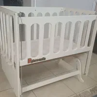 تخت کنار مادر و گهواره