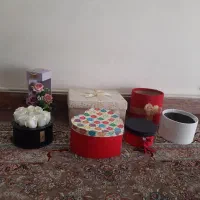 تعدادی باکس و گل