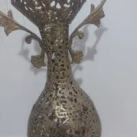 گلدان برنزی کنار سالنی|ظروف سرو و پذیرایی|قلعه شاهین, |دیوار