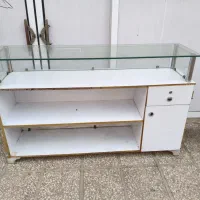 دو عدد آیینه با استند به همراه یک میز