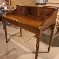 میز لپ‌تاپ و مدیریت کلاسیک