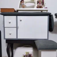 چرخ خیاطی به همراه میزش که میز اتو هم هست