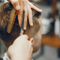 آرایشگر و پیرایشگر مردانه پس از آموزش