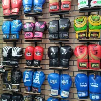 دستکش بوکس و تجهیزات رزمی ورزشی