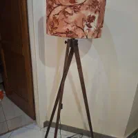 آباژور ایستاده