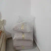 تعدادی کوسن به فروش میرسدو تعدادی پرده