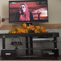 میز تلویزیون چوبی ۱ و ۵۰۰ و میز شیشه ای ۵۰۰