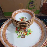 یه بشقاب بزرگ با شش تا کاسه خورشتی