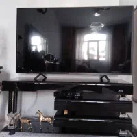 میز تلویزیون در حد نو شیشه خم جنسش عالی