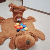 یک عدد فرشینه و جا دستمال کاغذی و سطل