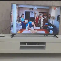 تلوزیون۳۲ اینچ ال ای دی مارک ال‌جی و میز تلوزیون